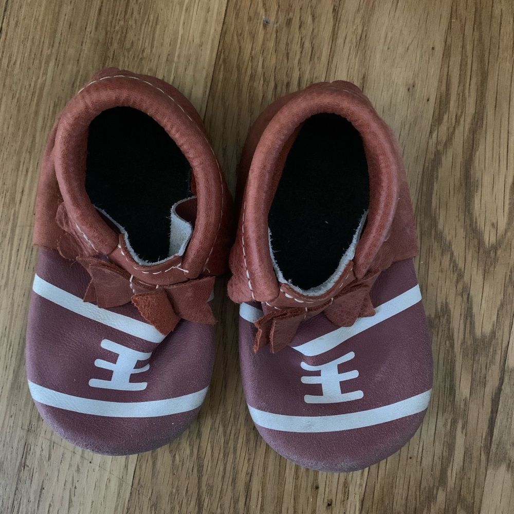 Freshly Picked foot ball mini sole bow moccs sz 7